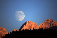 Mondaufgang in den Alpen / moonrise